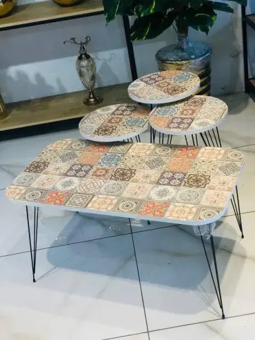 طاولة مع 3 سكميلات