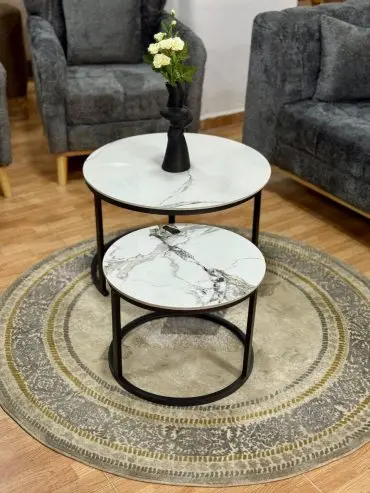 طاولة مع سكملة جرانيت