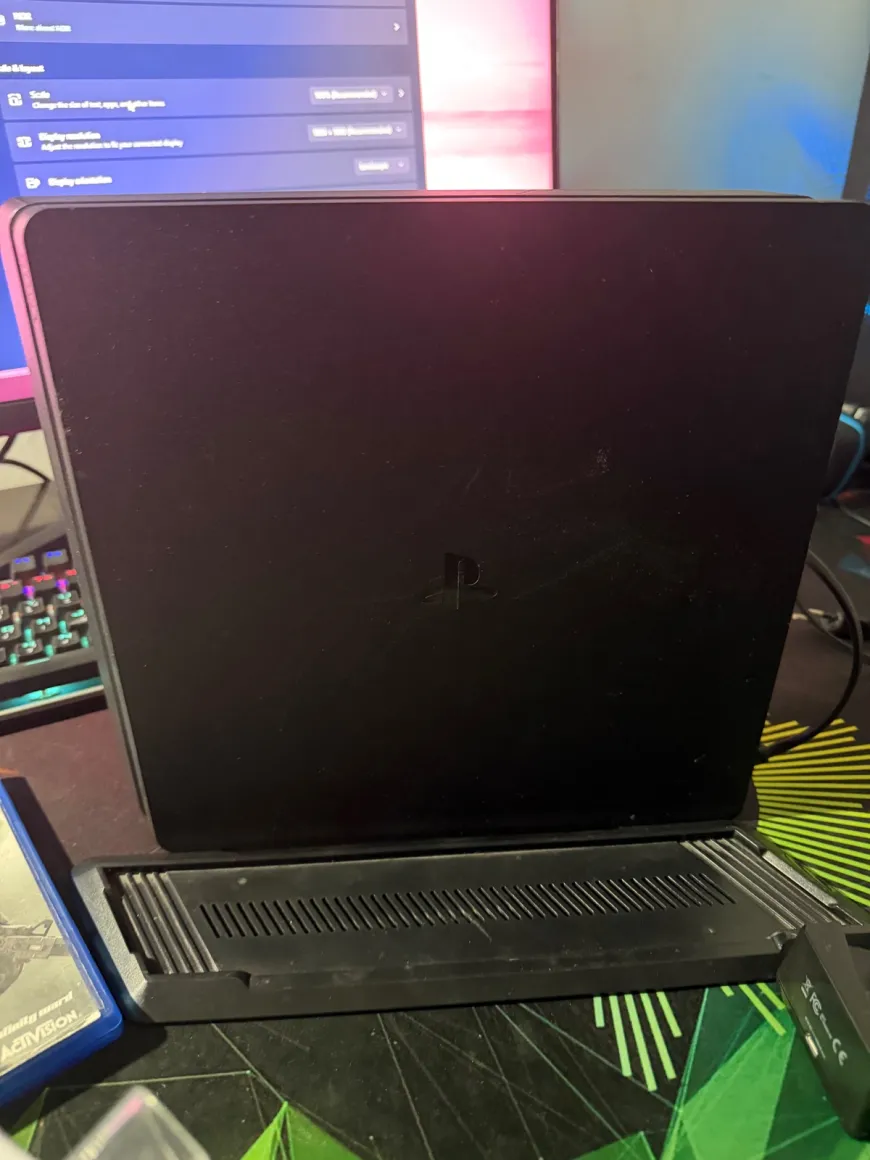 PS4 Slim 1TB + يد PS5 + ألعاب وملحقات — صورة 7